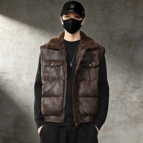 咖色潮牌裂纹皮羊羔绒马甲