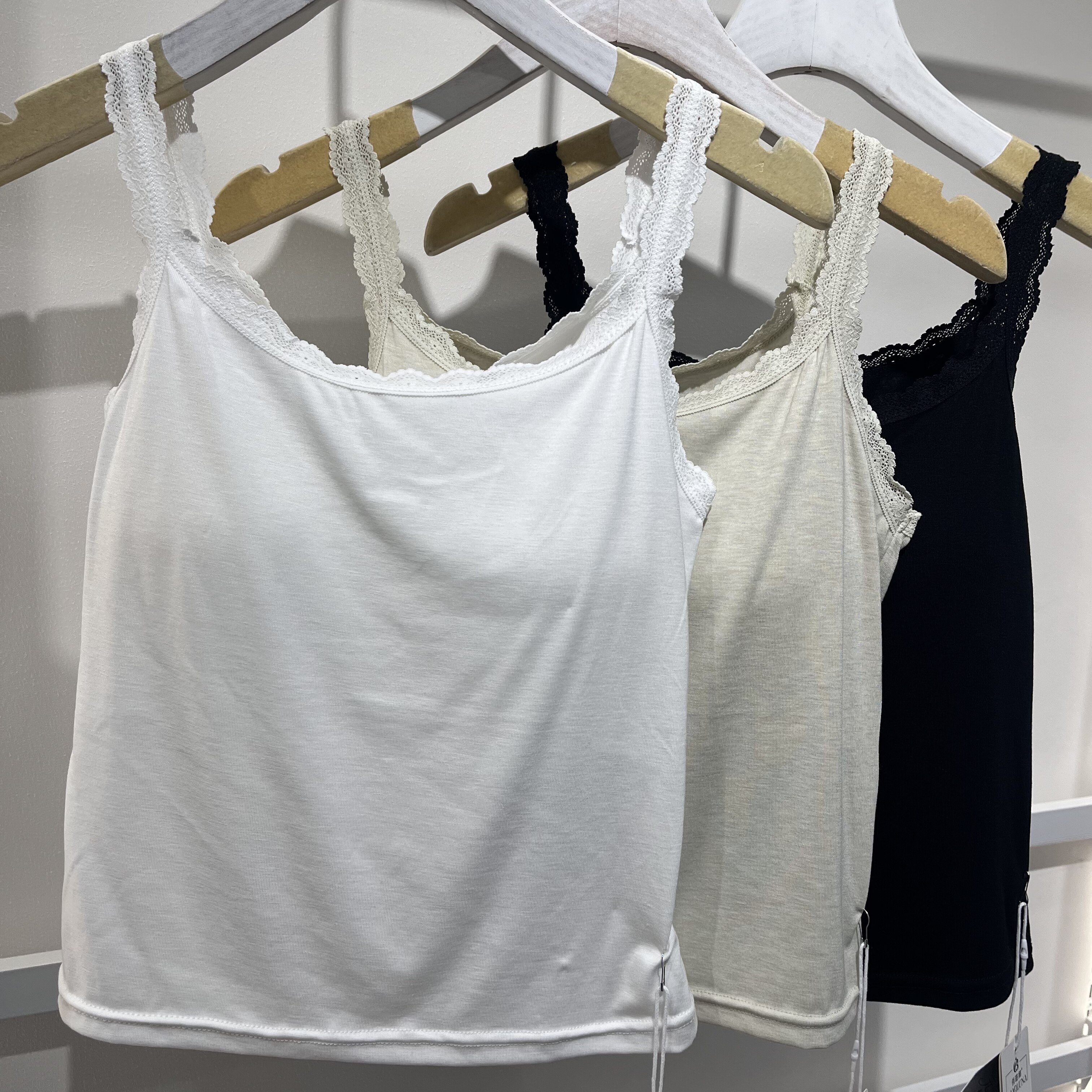2026新款春夏无袖简约蕾丝吊带背心女带胸垫内搭外穿显瘦打底内衣