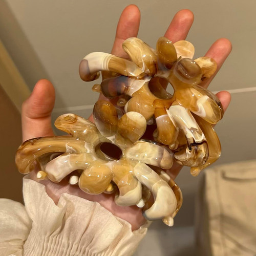 淡淡木质香~设计感咖色晕染抓夹