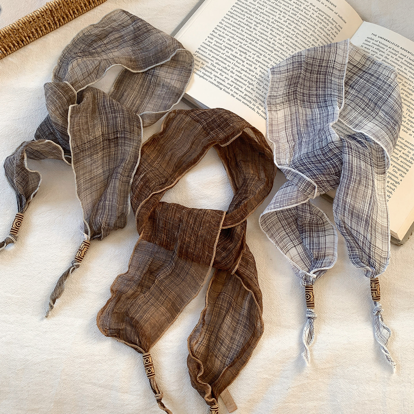 日系简约格子亚麻丝巾系脖长条薄款女复古设计感慵懒风氛围配饰,服饰配件/皮带/帽子/围巾,围巾/丝巾/披肩,淘宝优惠券,粉丝福利购,淘宝优惠卷