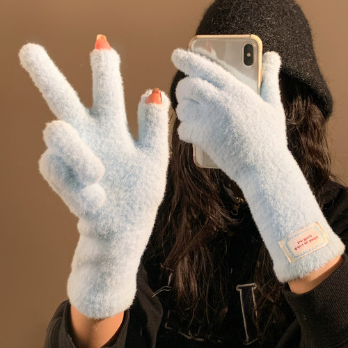 蓝色软糯毛绒五指保暖手套