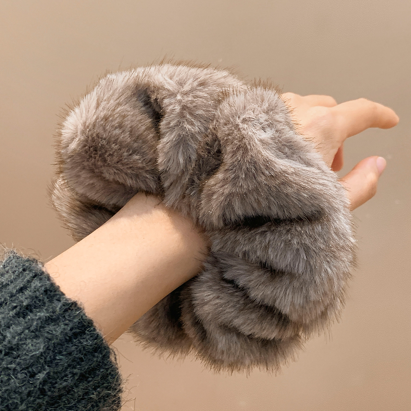 复古秋冬灰棕色毛绒大肠发圈