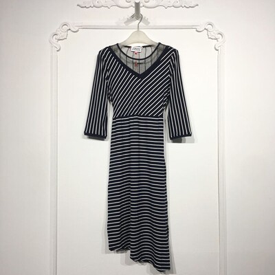 UGC系列 8162S244 时尚连衣裙品牌女装折扣颦