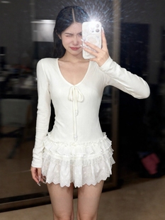 纯欲风蕾丝拼接叠穿长袖女V领T恤秋季新款修身内搭打底衫屁帘上衣