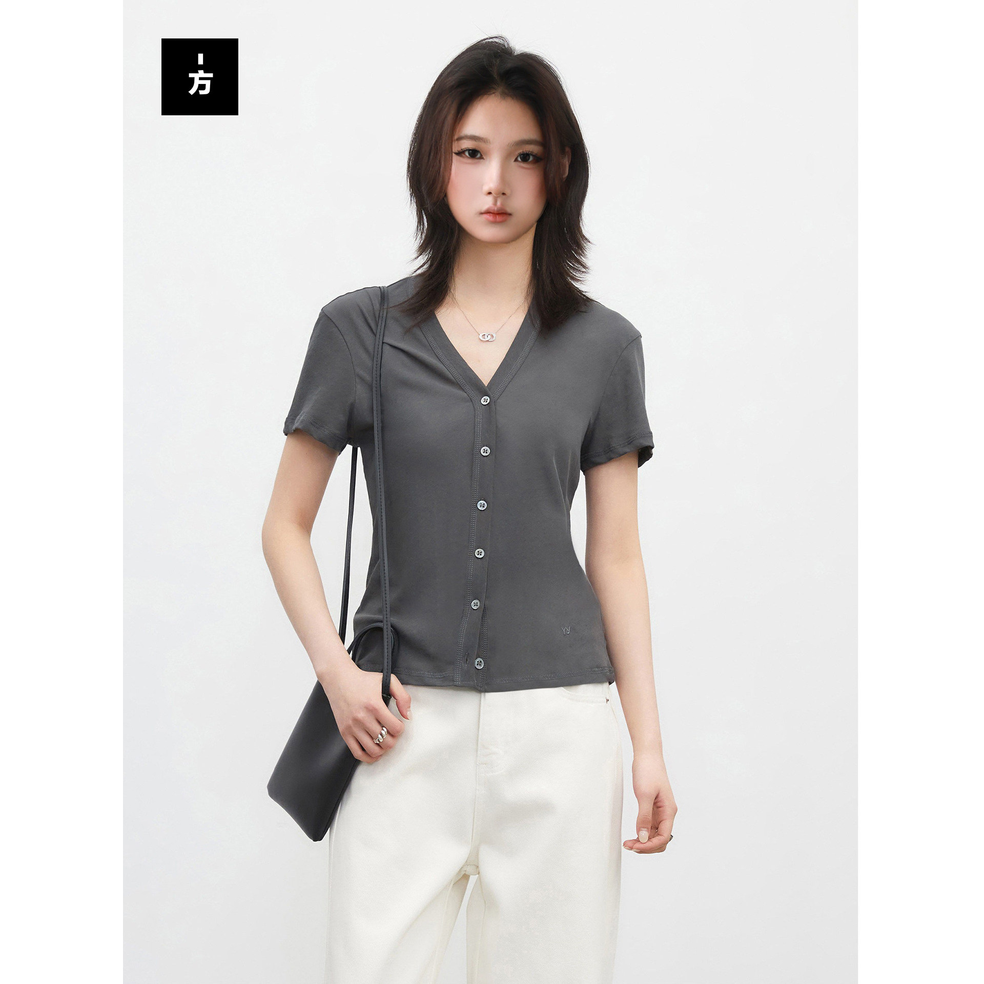 【一方服饰】夏季新款V领单排扣高支纯棉修身短款T恤通勤百搭短袖