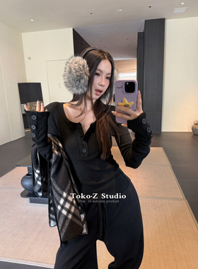 TOKO.Z冬季韩版时髦螺纹纽扣设计圆领长袖T恤女百搭显瘦辣妹上衣