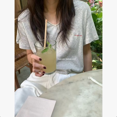 class韩国直邮1033106 UNDERSON 韩代2026款  刺绣小标V领短袖T