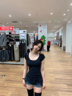 大码胖mm低领漏锁骨黑色短袖t恤女2024年夏季u领修身显瘦辣妹上衣