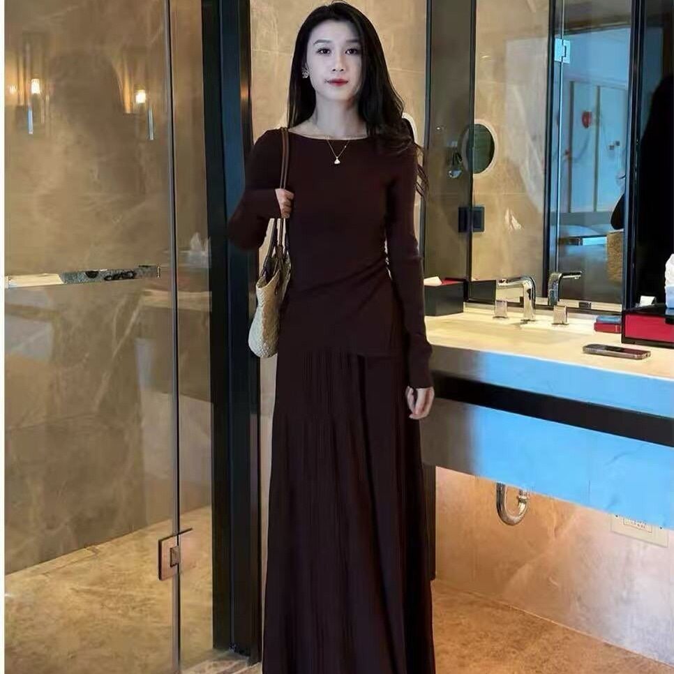 早秋高级感针织套装女一字领收腰上衣垂感百褶长裙气质两件套