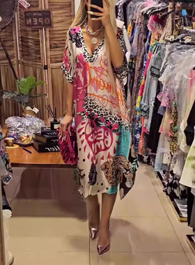 深V领彩色印花连衣裙 V-neck printed dress with color pattern