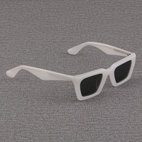 Кремовый белый зеленый объектив