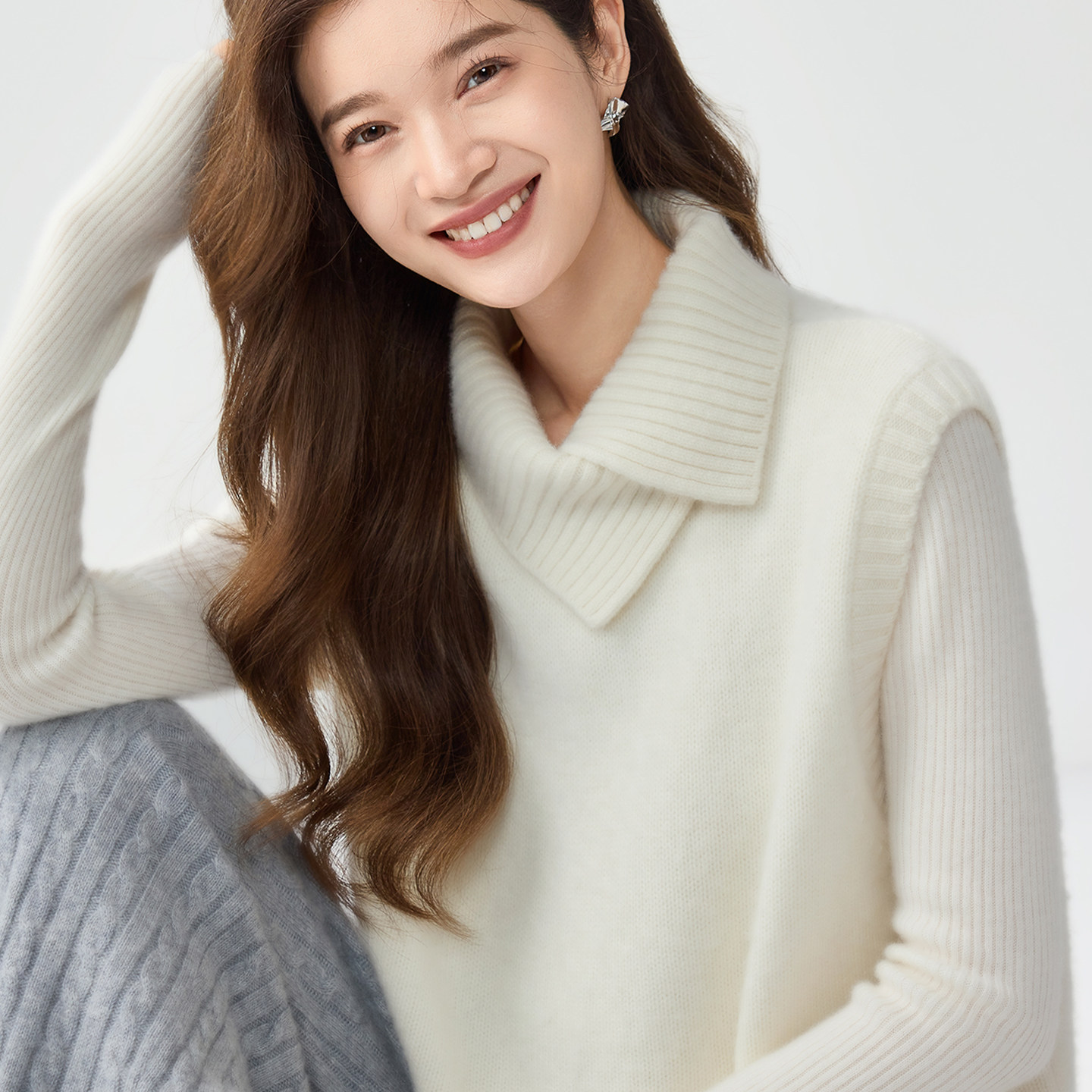 山羊绒翻领针织马甲女加厚白色