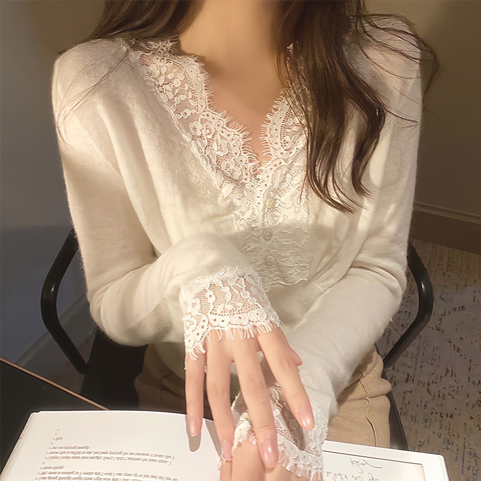 法式V领蕾丝打底衫女秋冬新款小香风内搭小衫修身显瘦针织衫上衣