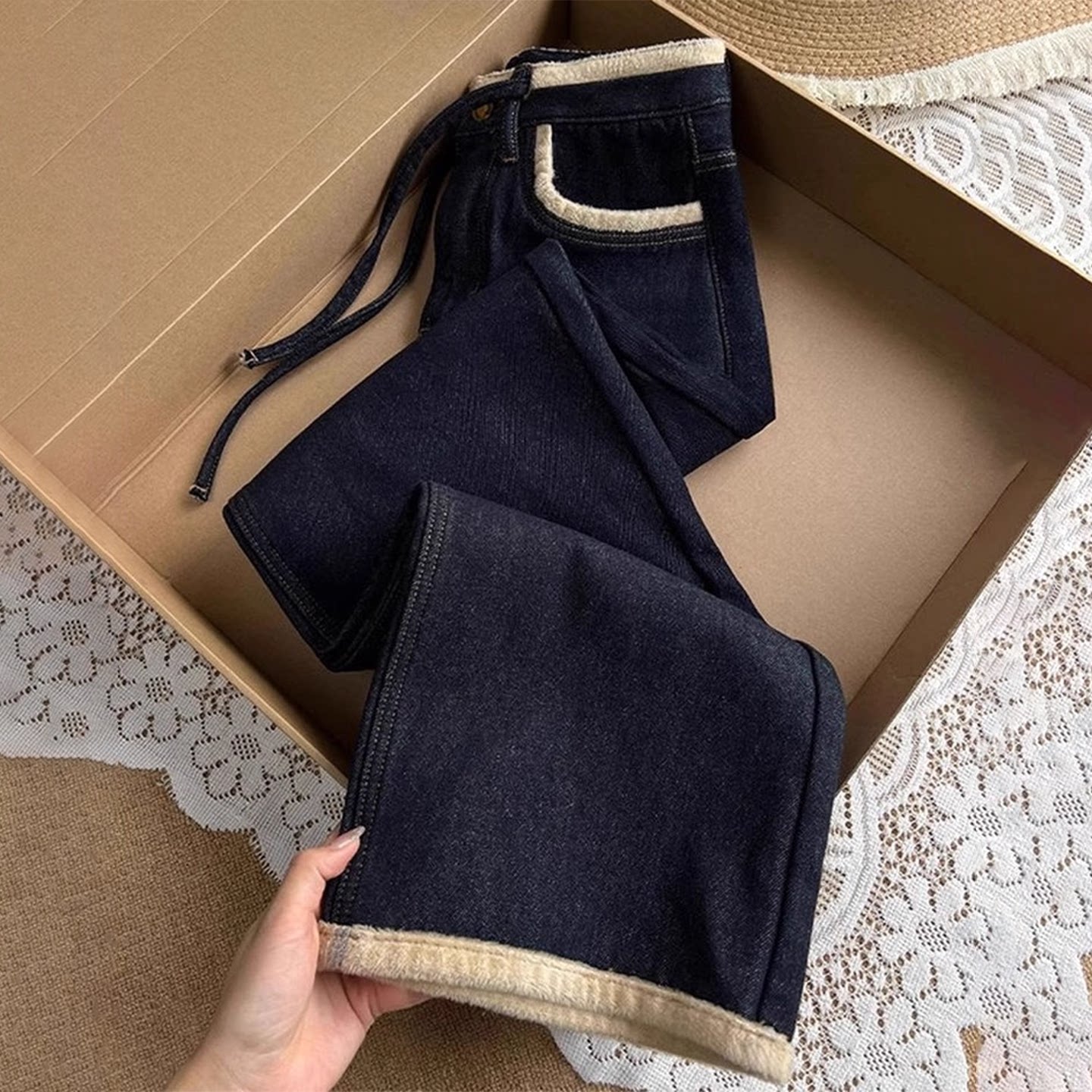 设计感直筒牛仔裤女冬季加绒梨型身材高腰宽松显瘦窄版阔腿长裤子