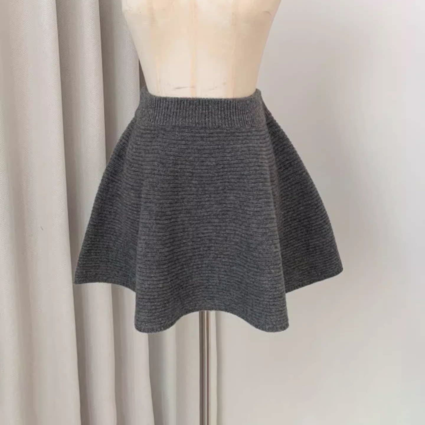 深灰色高级感针织半身裙小个子短裙女秋冬高腰a字裙松紧腰蓬蓬裙