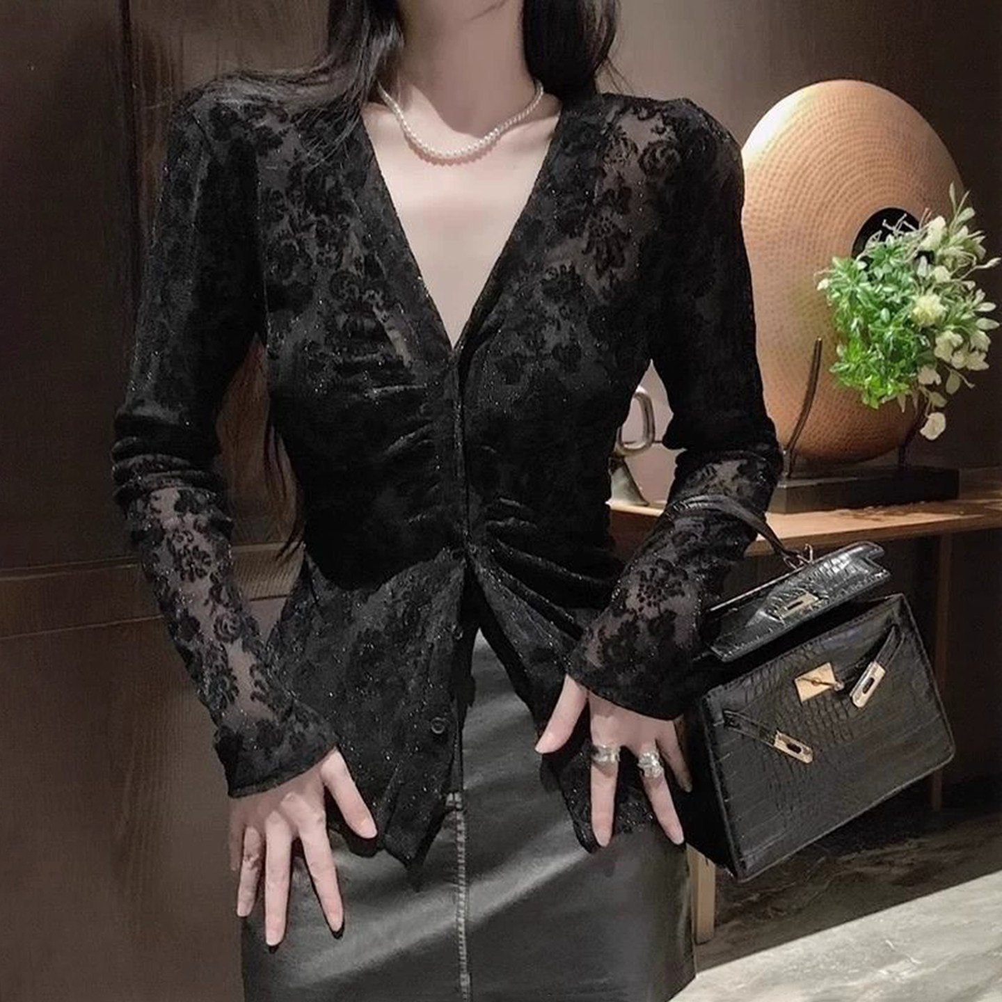烫金植绒衬衫女春秋季设计感小众辣妹v领上衣蕾丝打底衫网纱内搭