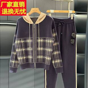 时尚洋气休闲妈妈装套装女连帽冬装新款休闲中老年格子针织两件套
