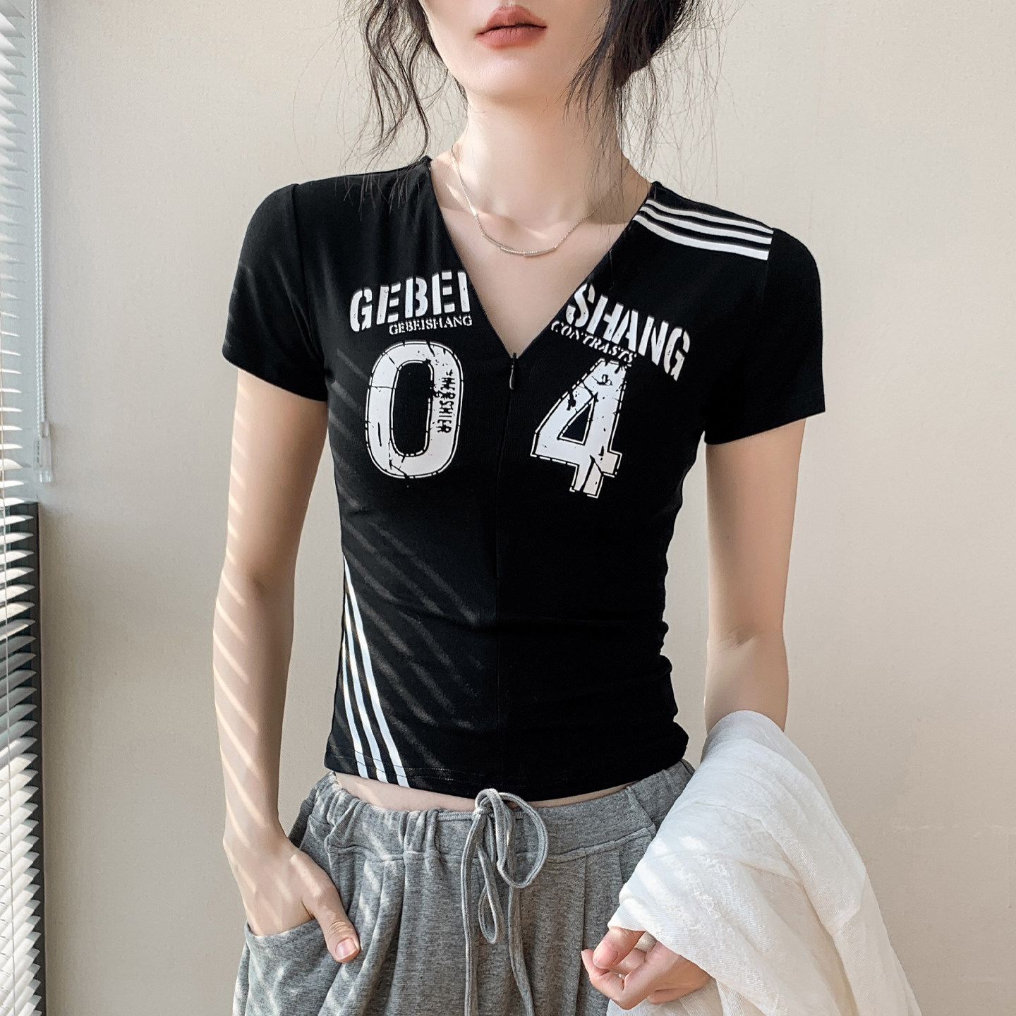 美式复古风V领拉链短袖T恤女装2026春季新款字母印花修身显瘦上衣