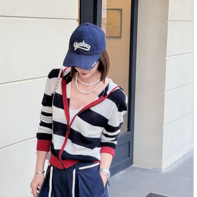 熙薇【复古条纹】2026春季新款显瘦撞色连帽针织外套M2566