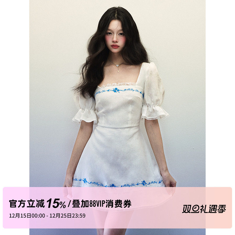 1P STUDIO 白色亚麻大方领连衣裙女秋冬蓝色绣花喇叭短袖包臀短裙
