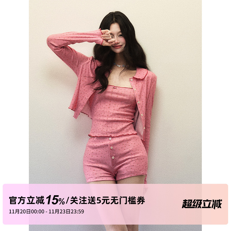 1P STUDIO 纯欲草莓粉碎花针织套装女春娃娃领开衫背心短裤三件套