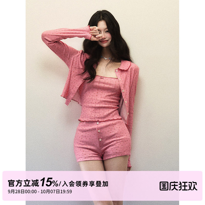 1P STUDIO 纯欲草莓粉碎花针织套装女春娃娃领开衫背心短裤三件套