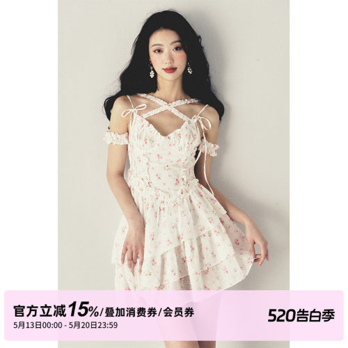 碎花交叉绑带多层下摆吊带连衣裙