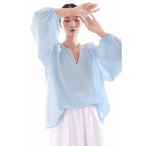 松弛蓝色长袖衬衫度假罩衫上衣薄