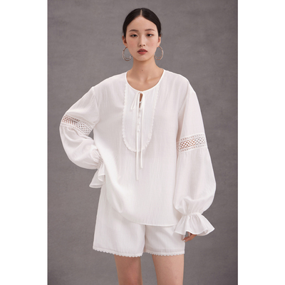 CR浪漫蕾丝花边拼接白色长袖上衣
