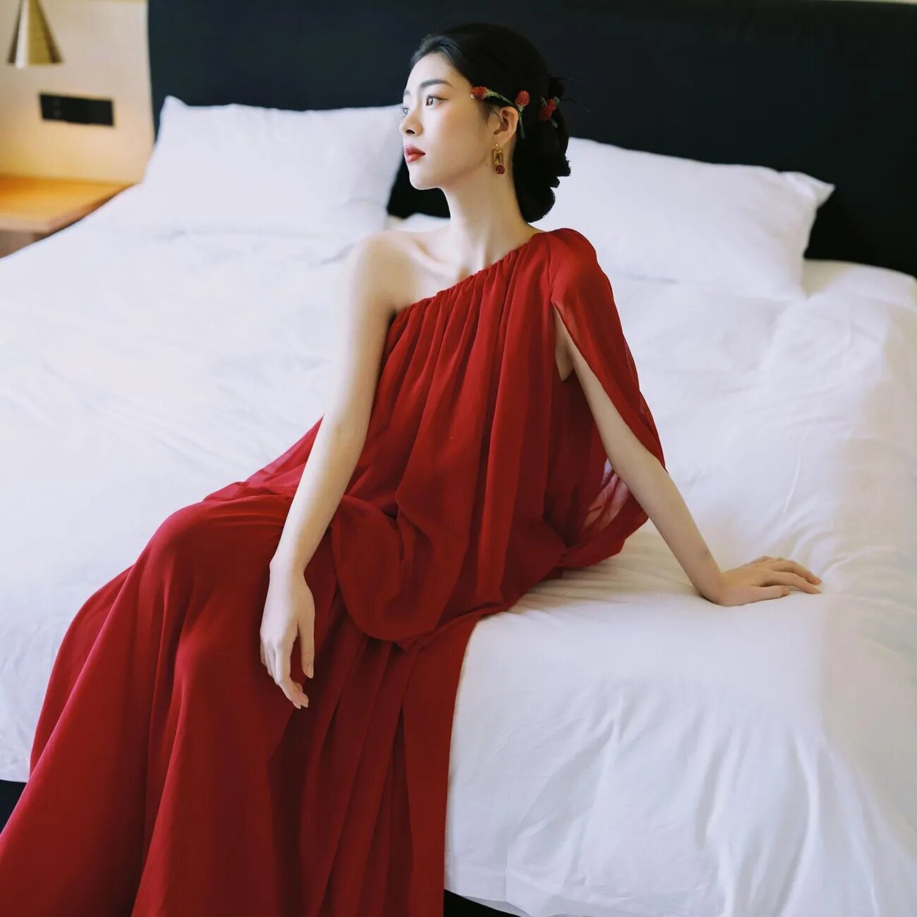 新娘感晨袍女轻奢小众单肩酒红色中式订婚礼服气质结婚敬酒服图片