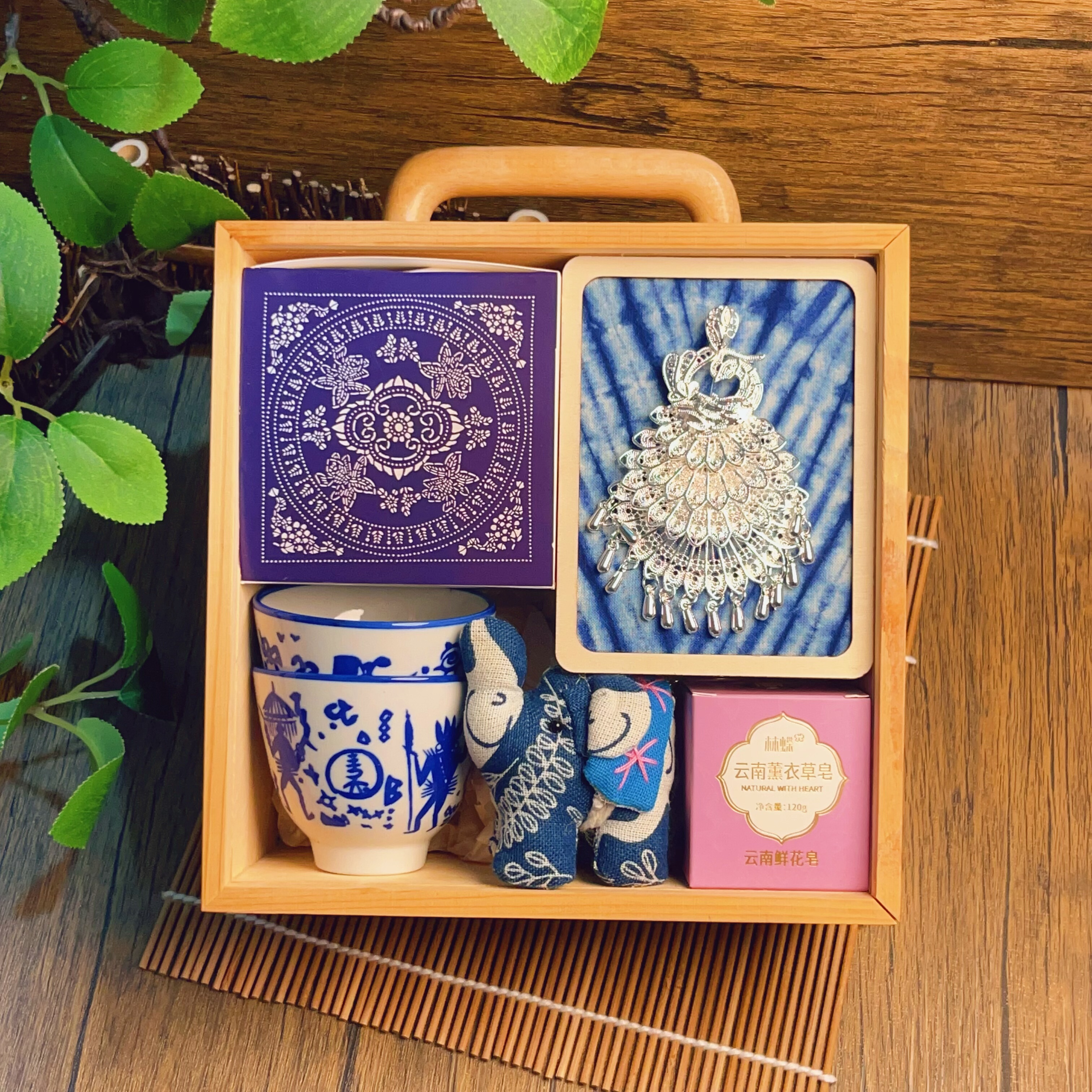 云南伴手礼云南特产木盒礼盒送客户朋友创意礼物瓦猫扎染香囊花皂