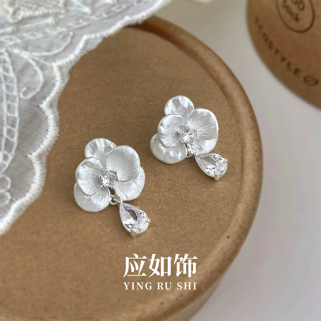 蝴蝶兰花朵轻奢气质银针耳钉女款
