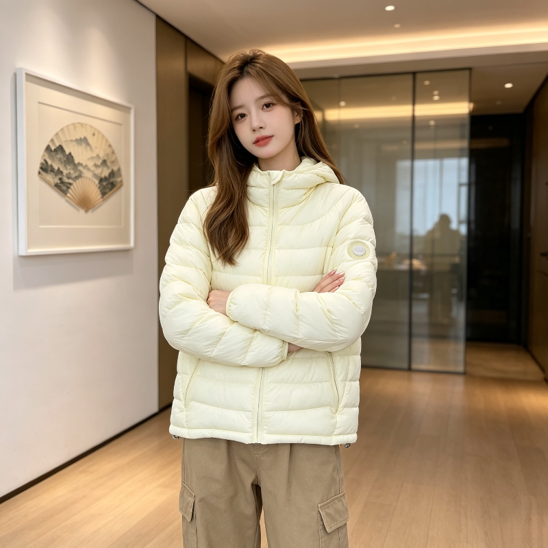 奶黄色温柔风减龄设计感连帽秋冬轻薄款保暖防寒棉服外套女排骨服