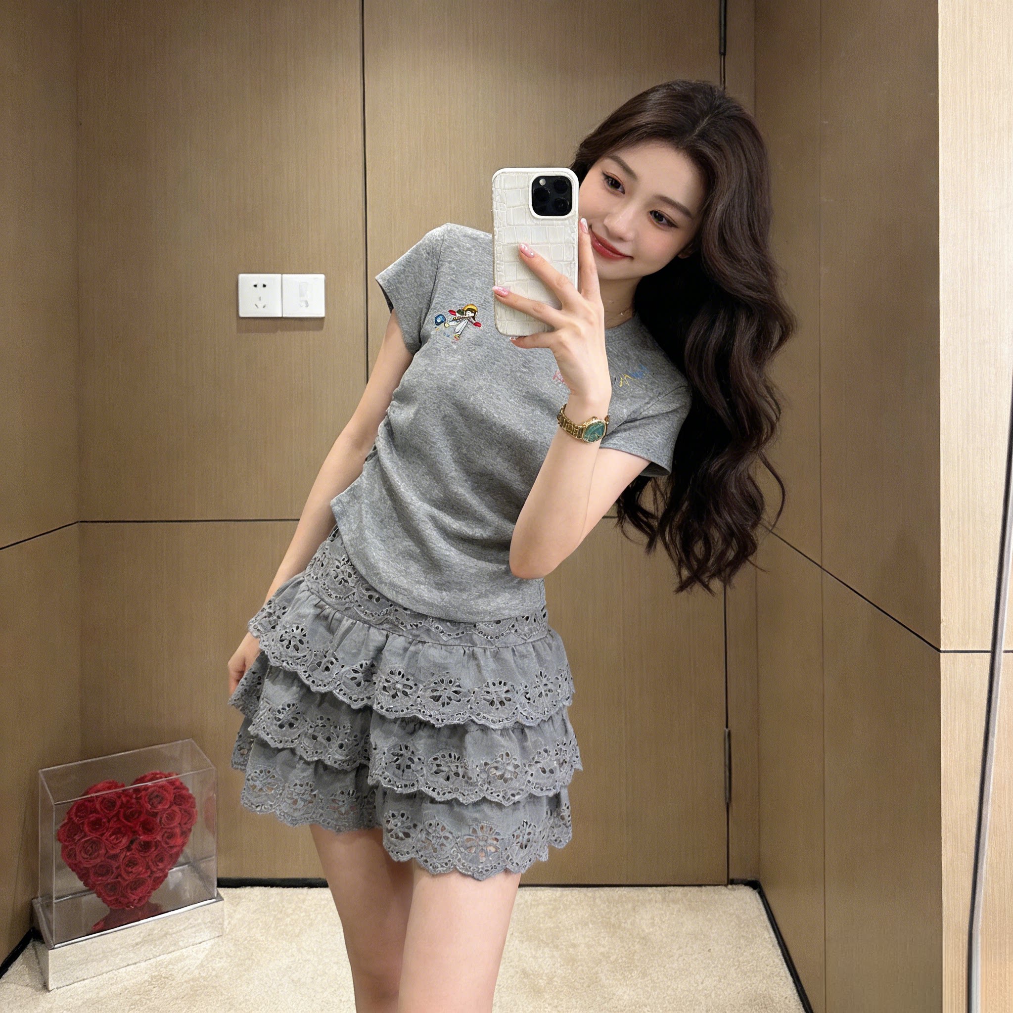 白色印花U领正肩短袖t恤女夏季2026新款辣妹修身百搭简约短款上衣