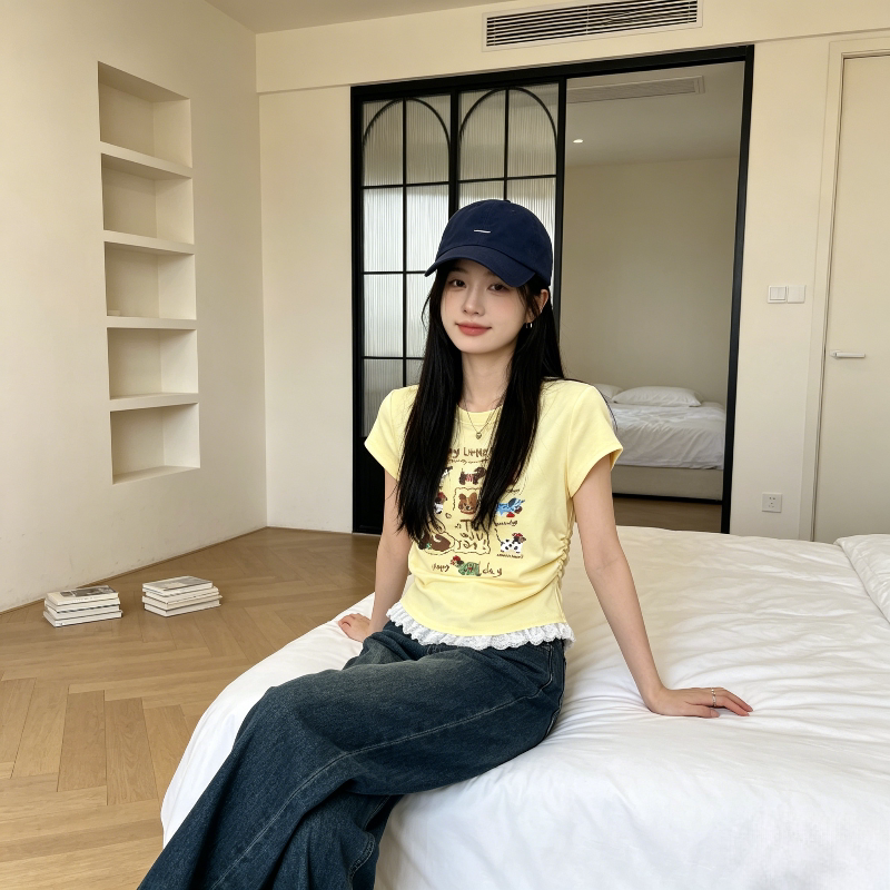 奶黄色温柔风减龄显瘦设计感掐腰修身正肩小飞袖蕾丝下摆T恤女潮