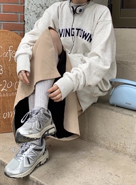 New Balance 410 复古减震轻便透气跑鞋 银灰色 男女同款MT410KR5