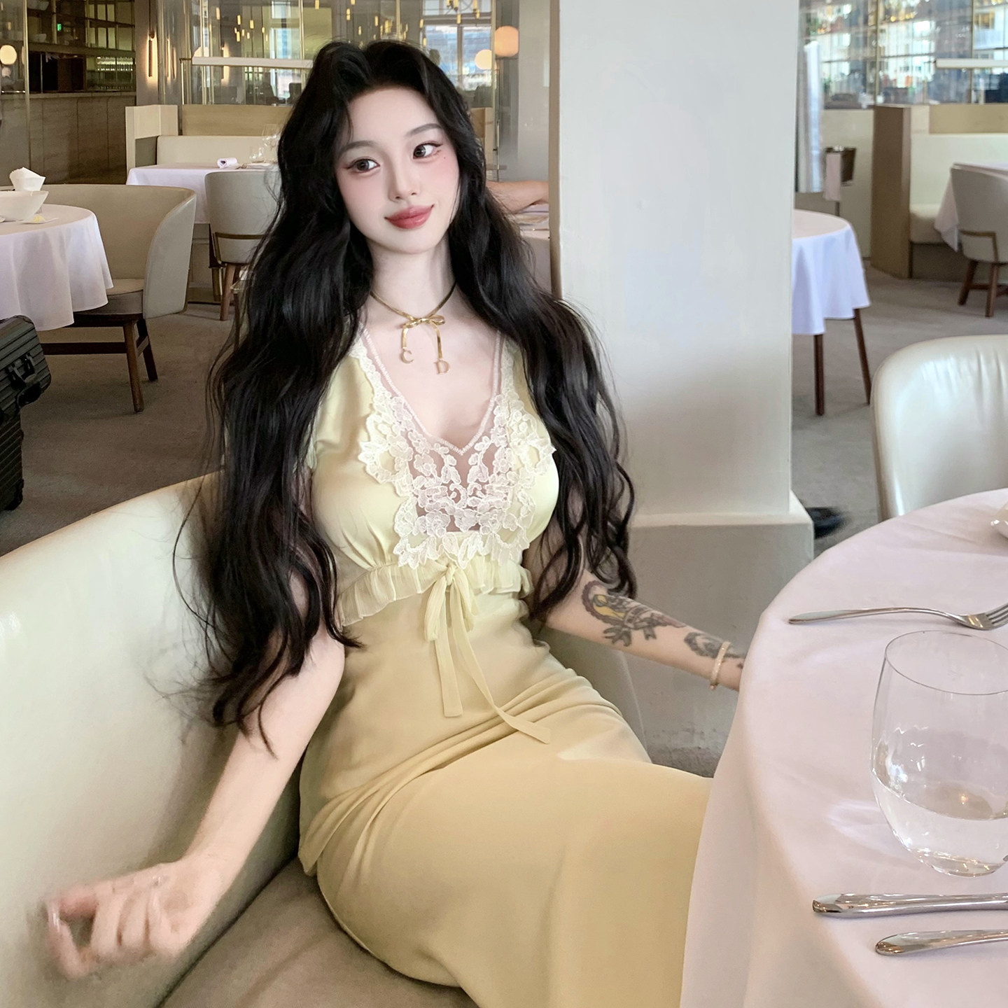 麓津自制《西西里恋曲》 法式刺绣柠檬奶油黄斜裁缎面鱼尾连衣裙