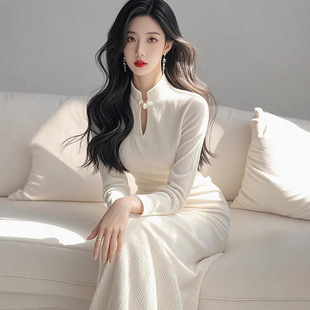 新中式白色盘扣灯芯绒连衣裙女秋冬款名媛千金风穿搭大衣内搭长裙
