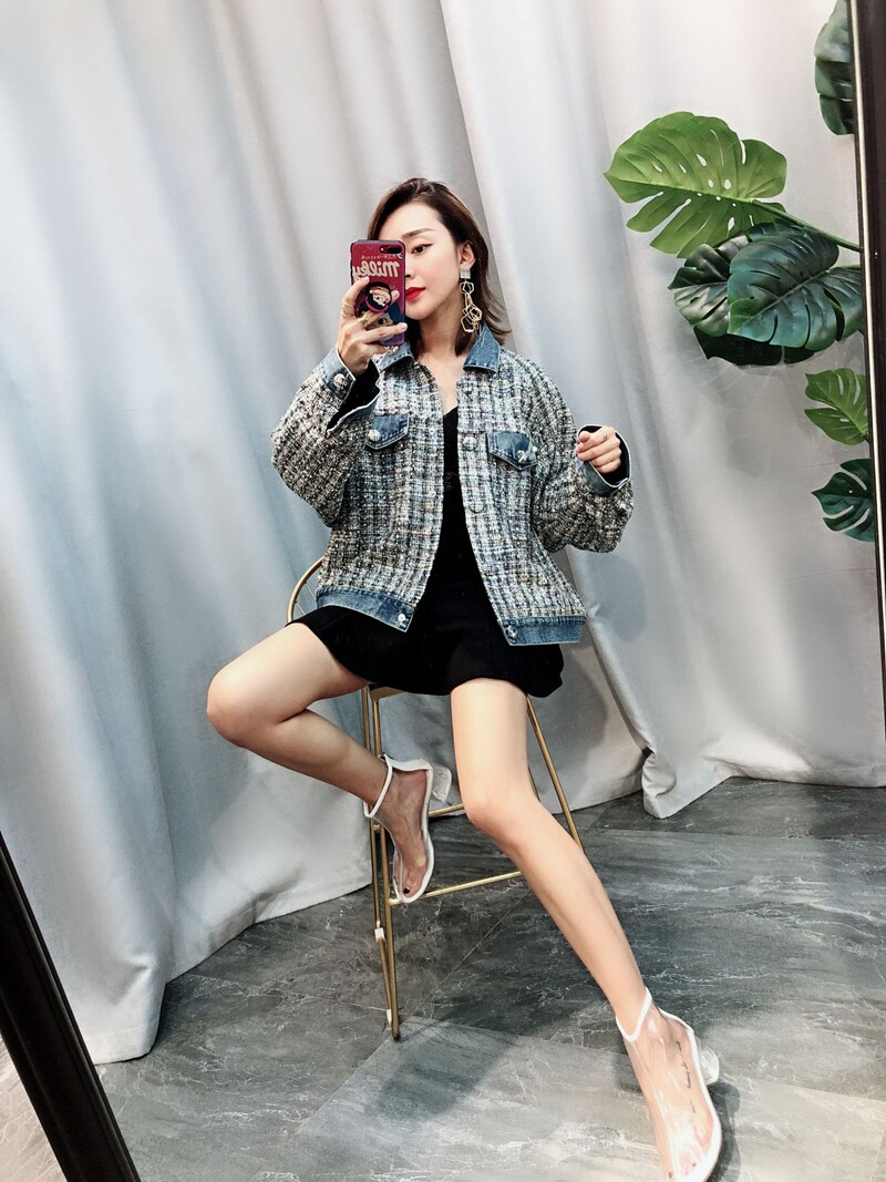 欧洲站2018秋装新款ins超火的翻领单排扣全身镶钻牛仔拼接外套女