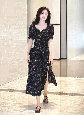 碎花洋装女2026夏季新法式泡泡袖大尺码黑色开叉收腰显瘦长版裙子