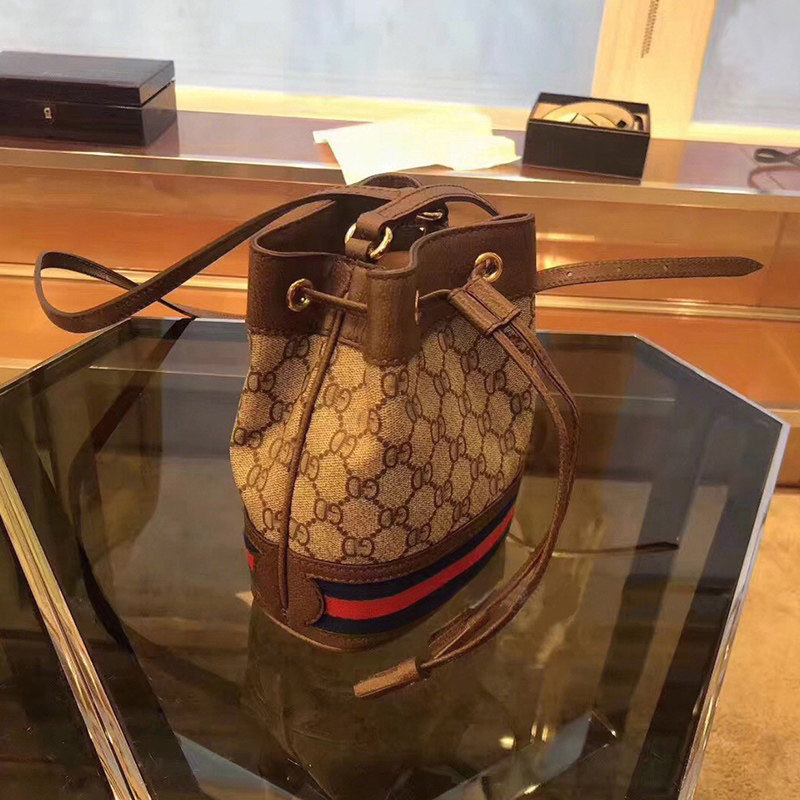 香港代购真皮大容量水桶包女包2020新款专柜大牌奢侈品网红斜挎包在类目 箱包皮具/热销女包/男包, 胸包中 - 来自Buy2taobao.com提供专业的淘宝代购服务