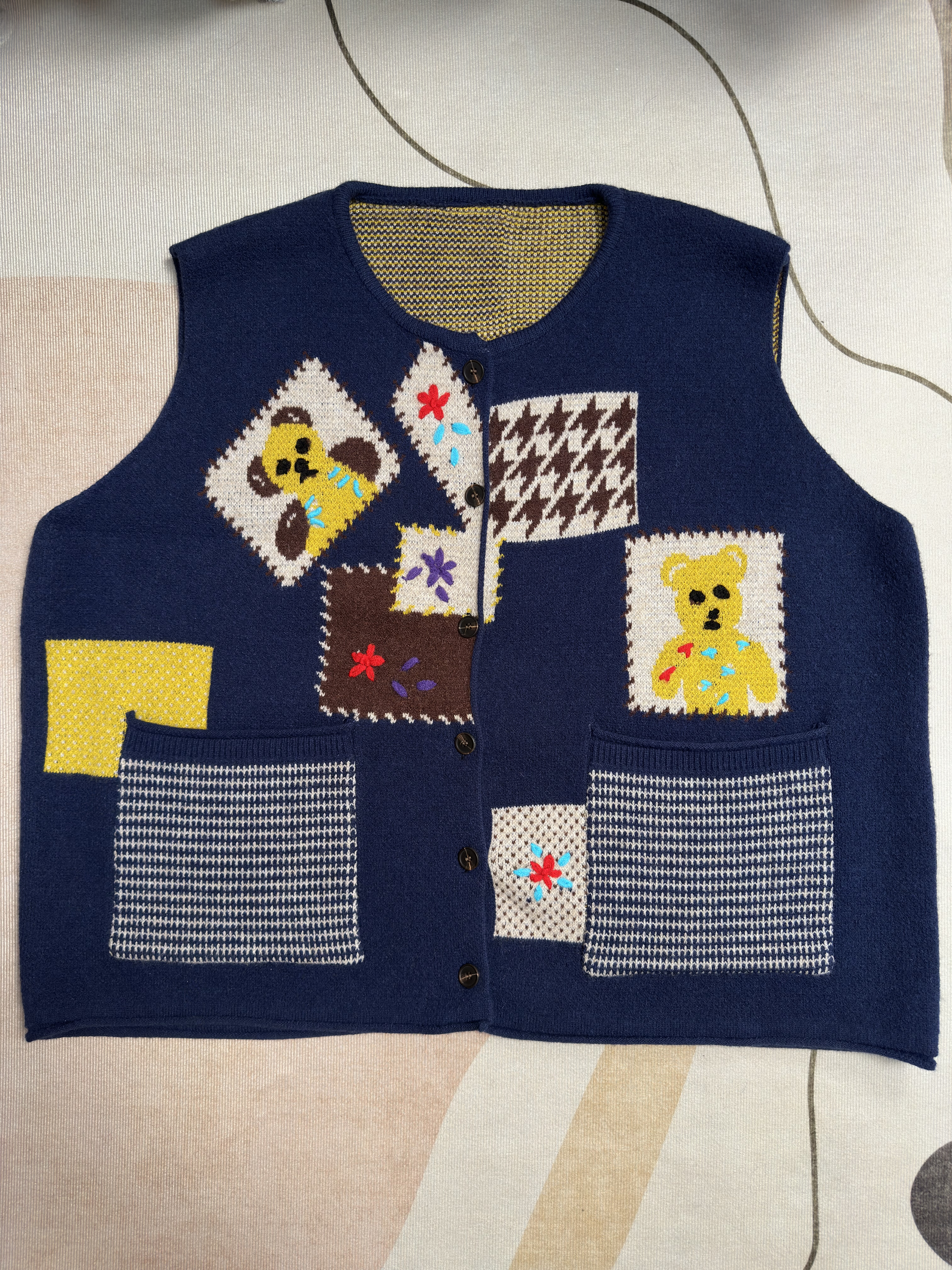 2025宽松版型口袋小熊提花针织背心卡通时尚潮流百搭女士马甲