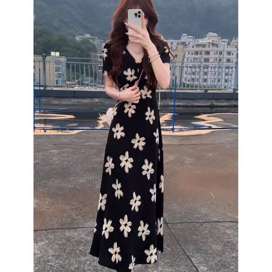 夏季新款收腰显瘦短袖a字长裙子海边度假法式V领碎花黑色连衣裙女