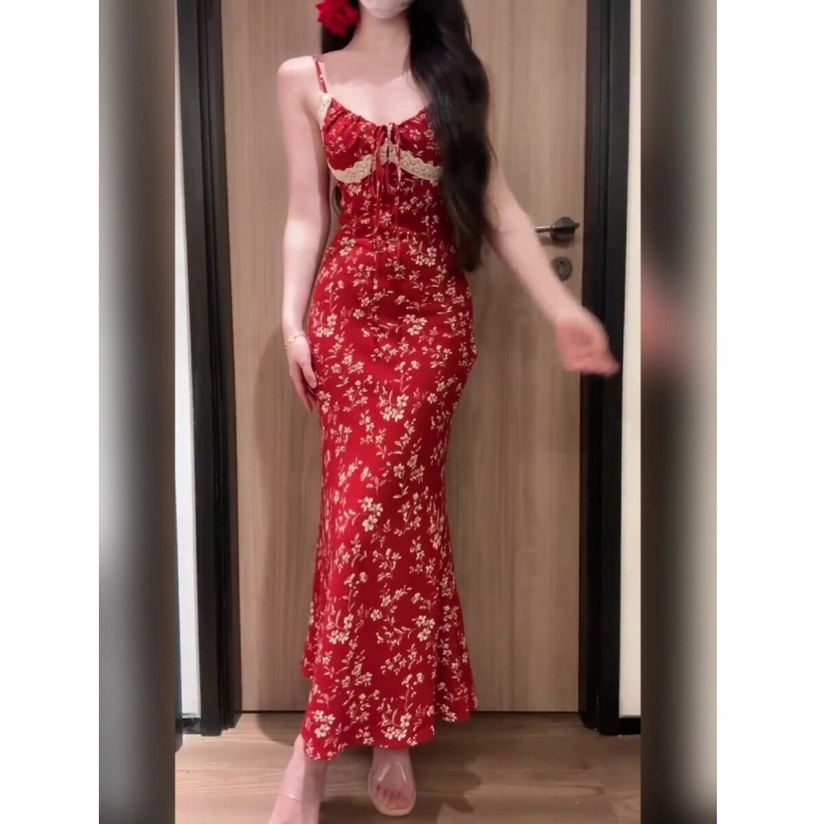 2026新款海边红色碎花吊带连衣裙子女士装夏季度假茶歇法式中长裙