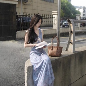 夏季绝美超漂亮蓝色碎花连衣裙女甜辣V领显瘦无袖长裙子海边度假