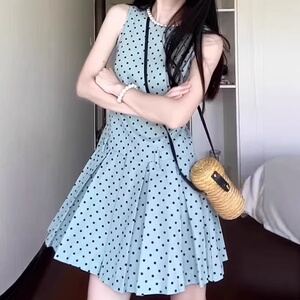 夏季2026新款法式感无袖背心波点连衣裙子女气质收腰绝美短裙