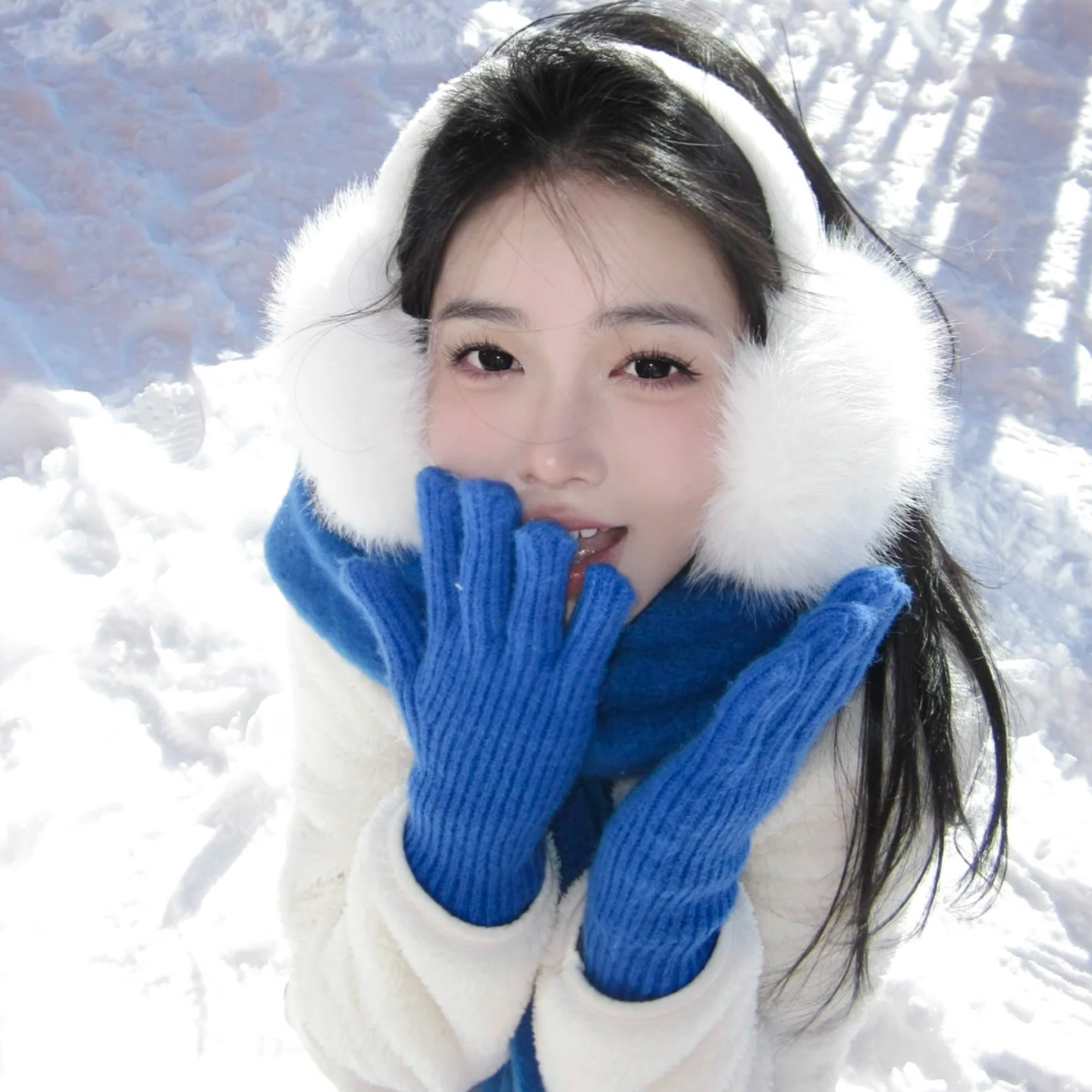 雪景出片神器!韩系克莱因蓝可触屏保暖手套加厚马海毛围巾东北游