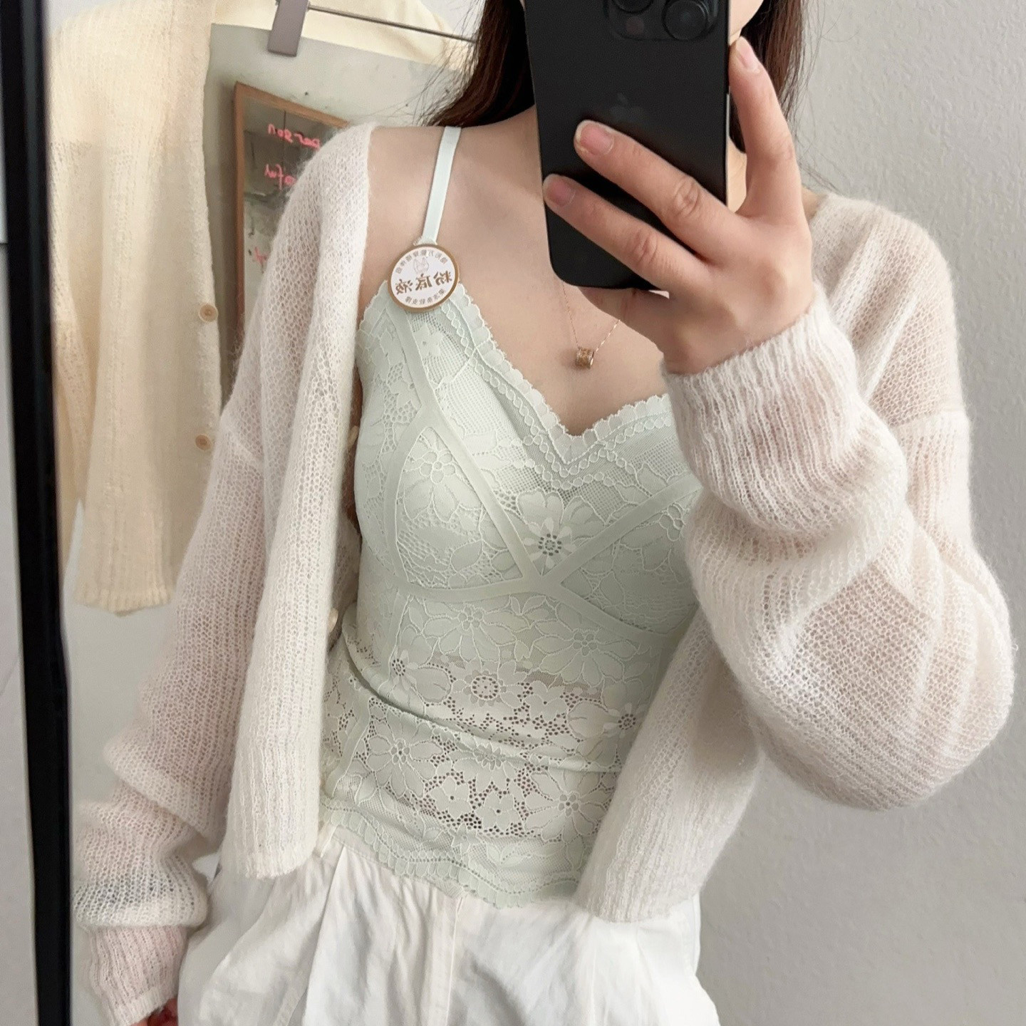 粤利浓法式蕾丝V领一体式固定杯吊带背心女带胸垫内搭可外穿美背