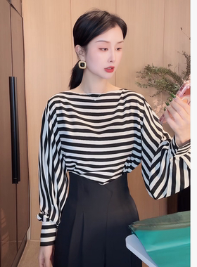 刘欣服饰 新款四季款设计感长袖打底T恤减龄显瘦轻奢气质上衣5470