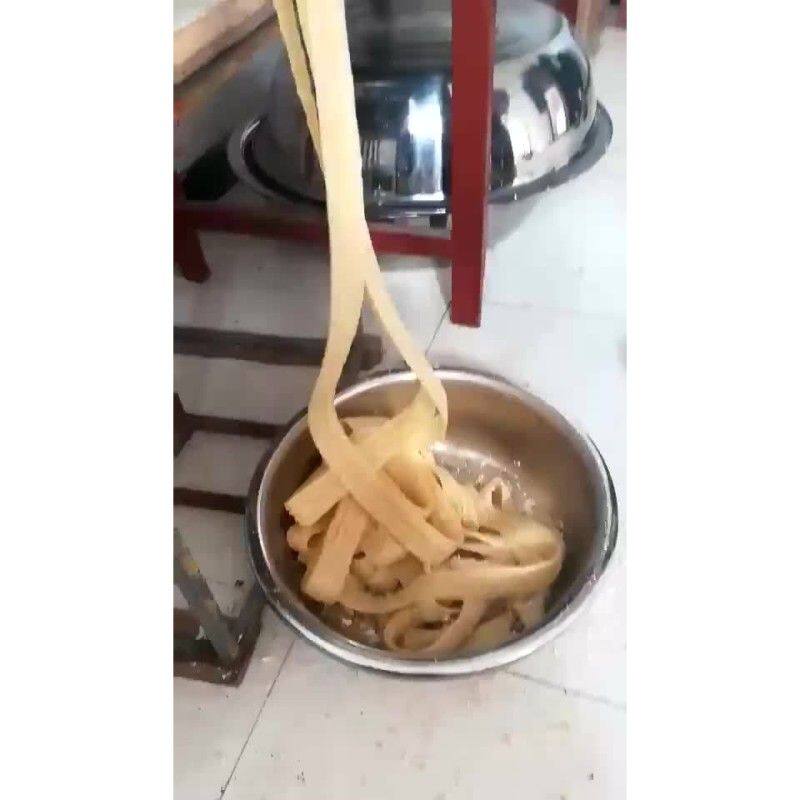 商用全自动辣条机自熟辣片机家用电动压牛筋面机小型多功能冷面机